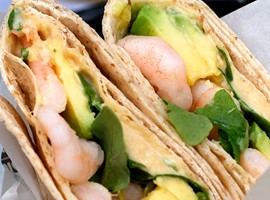 WRAP D'AVOCAT, DE HOUMOUS ET DE CREVETTES