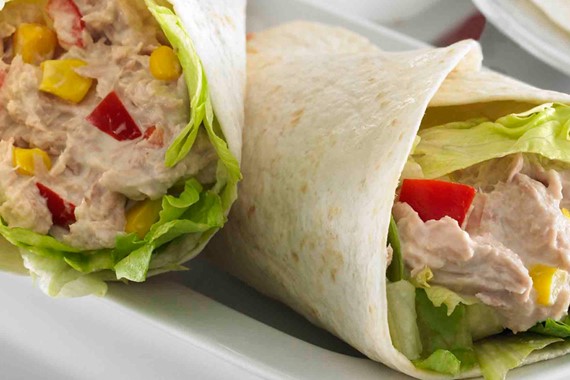 Wrap à la salade de thon et à la mayonnaise