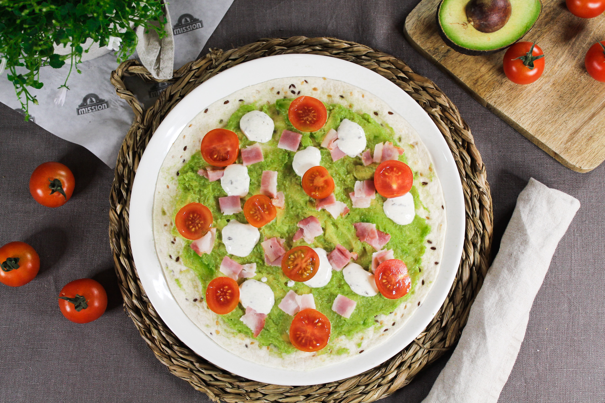 WRAP À LA TOMATE, AU BACON ET À L'AVOCAT