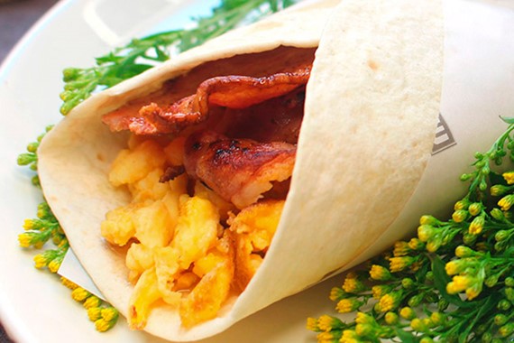 WRAP AUX OEUFS BROUILLÉS ET AUX LARDONS