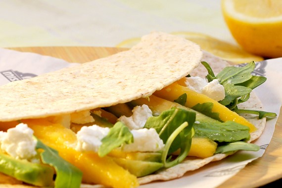 WRAP AU FROMAGE DE CHÈVRE, À LA MANGUE ET À L'AVOCAT